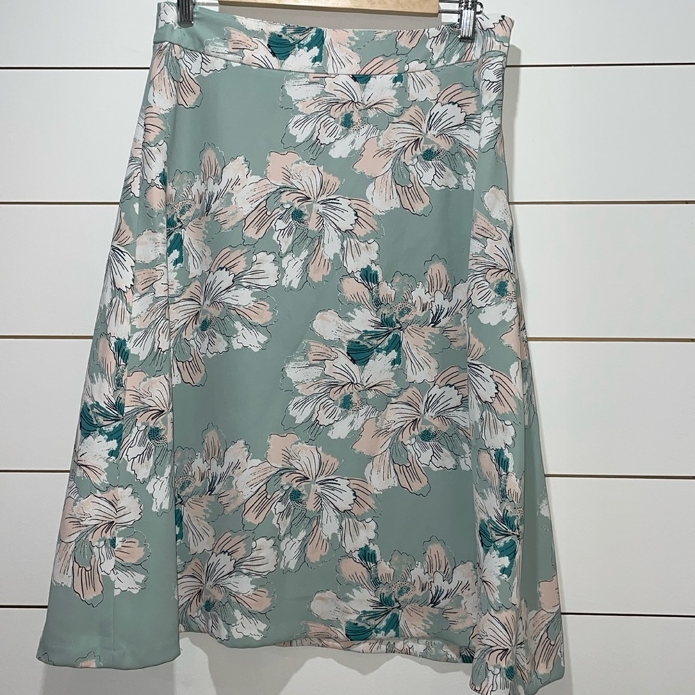 Women’s size 8 Ann Taylor factory below the knee skirt. Airy, light material <3